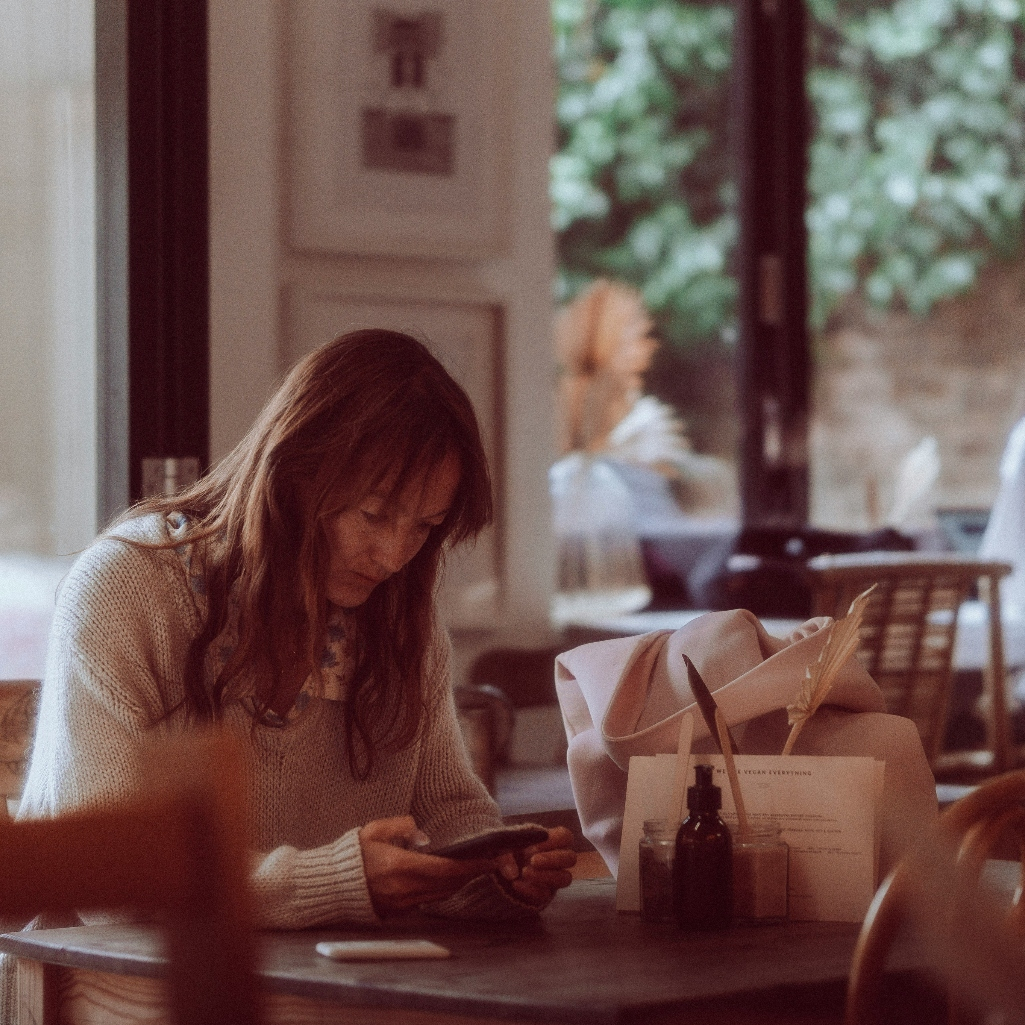 Επιδότηση έως 1.000 ευρώ για την πρόσληψη 10.000 άνεργων γυναικών - Έμφαση σε μητέρες