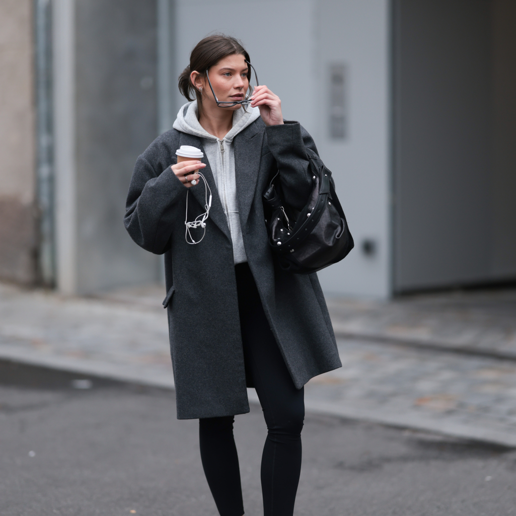 5 στιλάτα φούτερ που θα φορέσεις με κάθε πιθανό συνδυασμό – Ταιριάζουν μέχρι και με φούστα