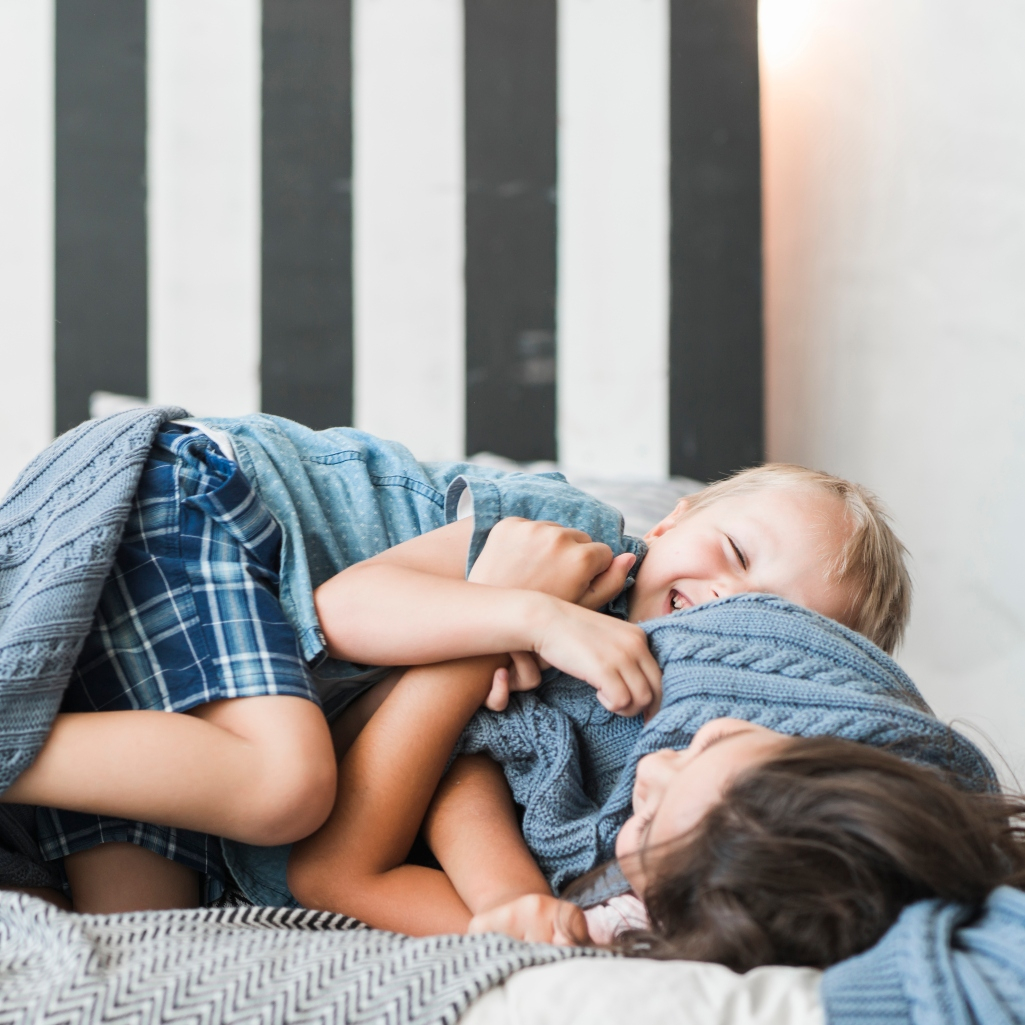 Επιτρέπεις στο παιδί να κοιμηθεί στο κρεβάτι σου; Ο απρόσμενος τρόπος που επηρεάζει θετικά την ανάπτυξή του