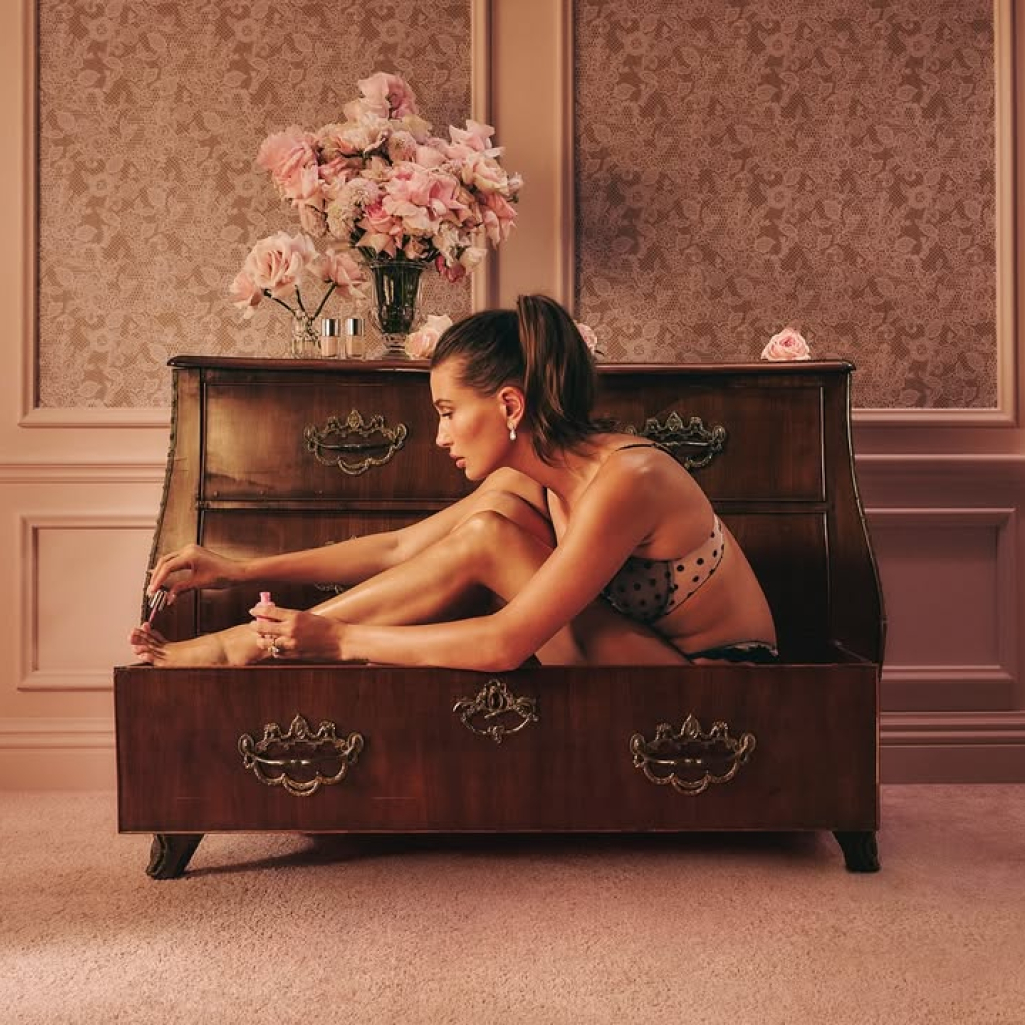 Η Χέιλι Μπίμπερ αναδημιούργησε το εμβληματικό click της Ζιζέλ Μπούντχεν από τα early '00s