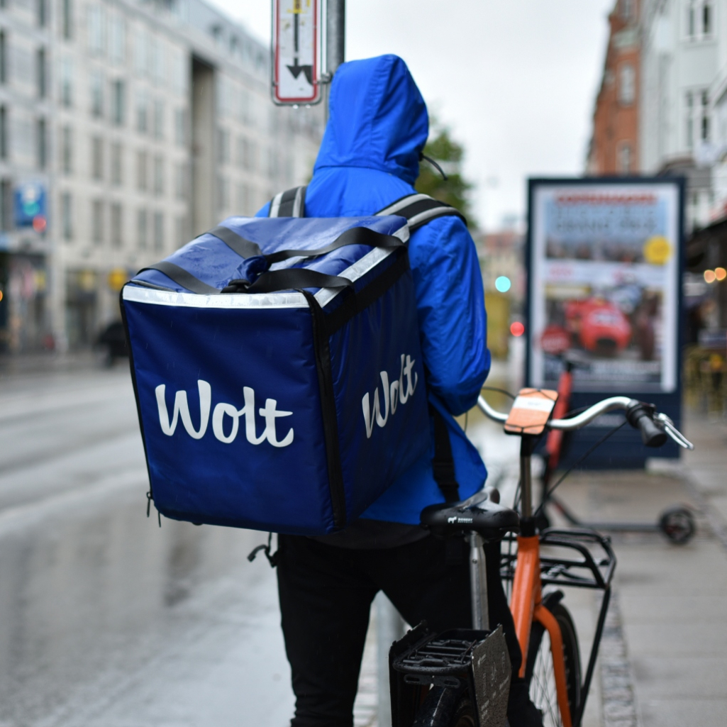 Παραγγέλνουμε από efood και Wolt; Τι ισχύει με τα ντελίβερι λόγω κακοκαιρίας