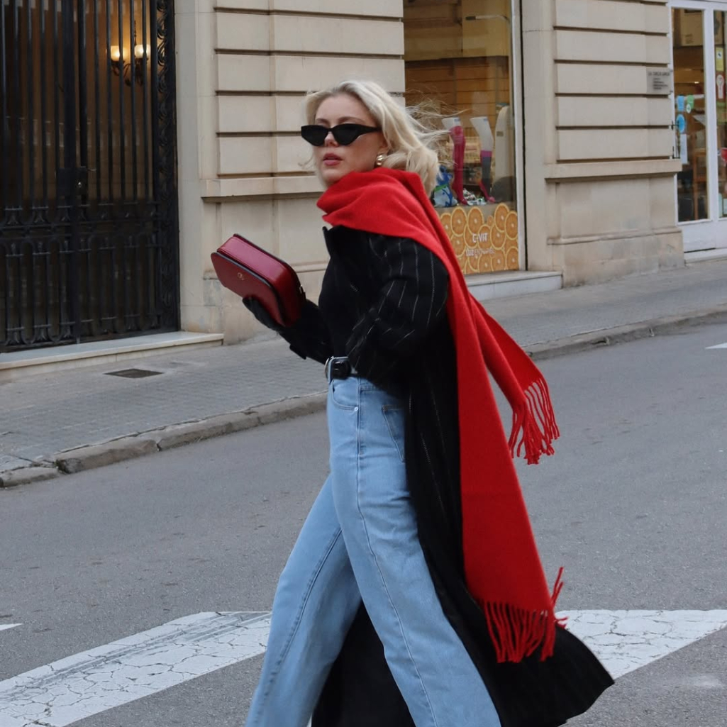 Οργάνωση μικρής ντουλάπας: Πώς θα αποθηκεύσεις έξυπνα τα κασκόλ σου για να «κερδίσεις» χώρο