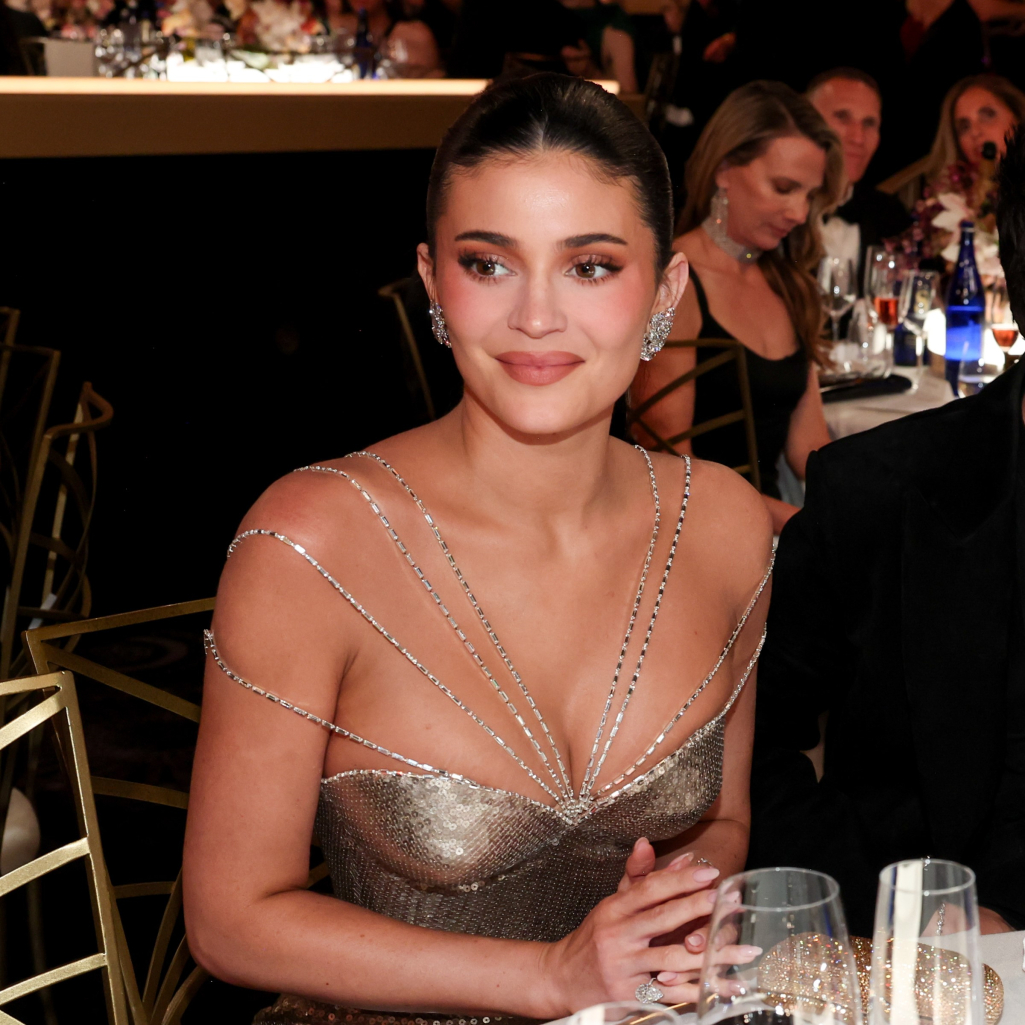 Χρυσές Σφαίρες 2026: Η Κάιλι Τζένερ φόρεσε διαμάντια άνω των 100 καρατίων - Το κεντημένο στο χέρι γλυπτικό φόρεμά της