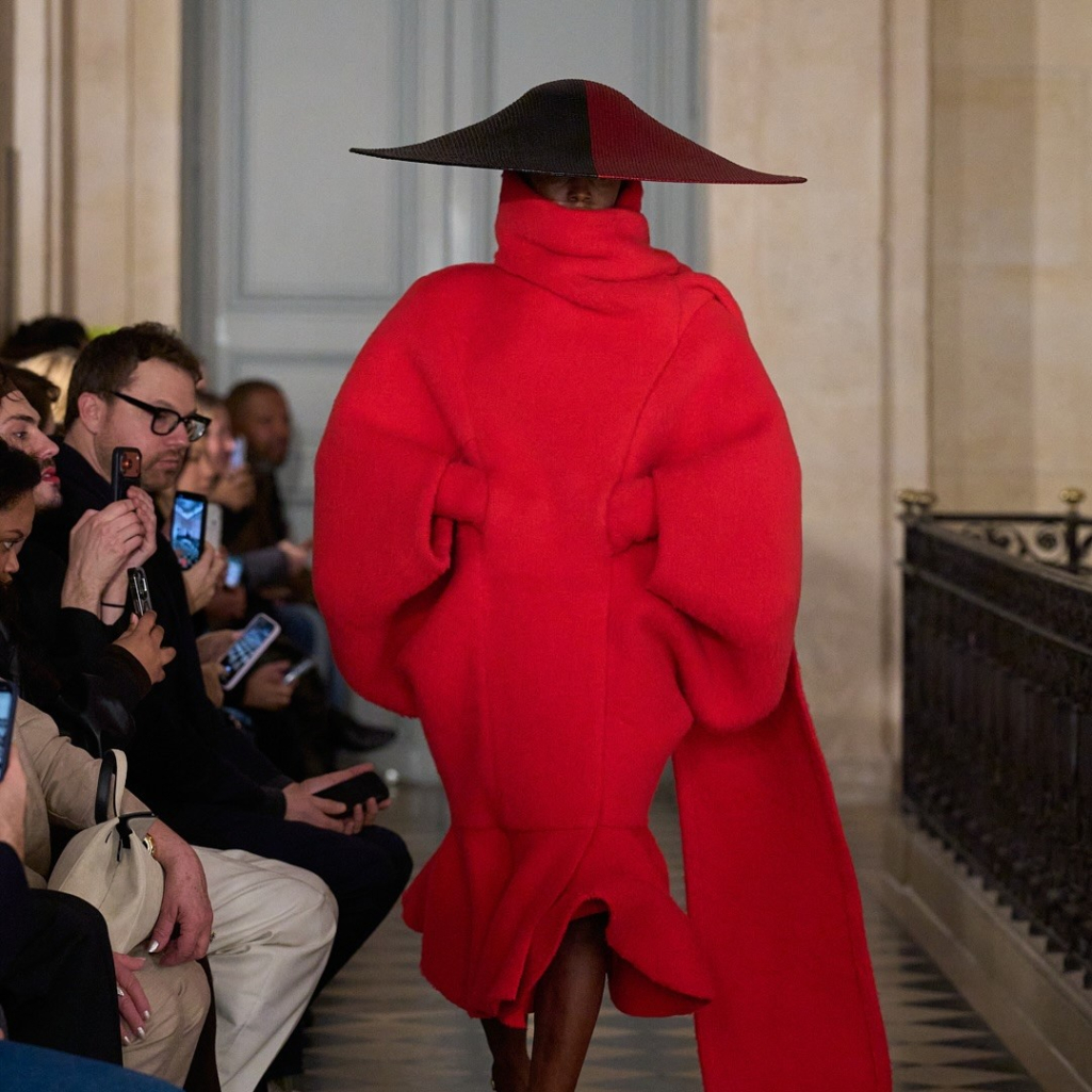 Η νέα συλλογή του Jacquemus είναι μια ωδή στον σαρκασμό των ’80s -Η αναβίωση του iconic click της κόρης του Πικάσο