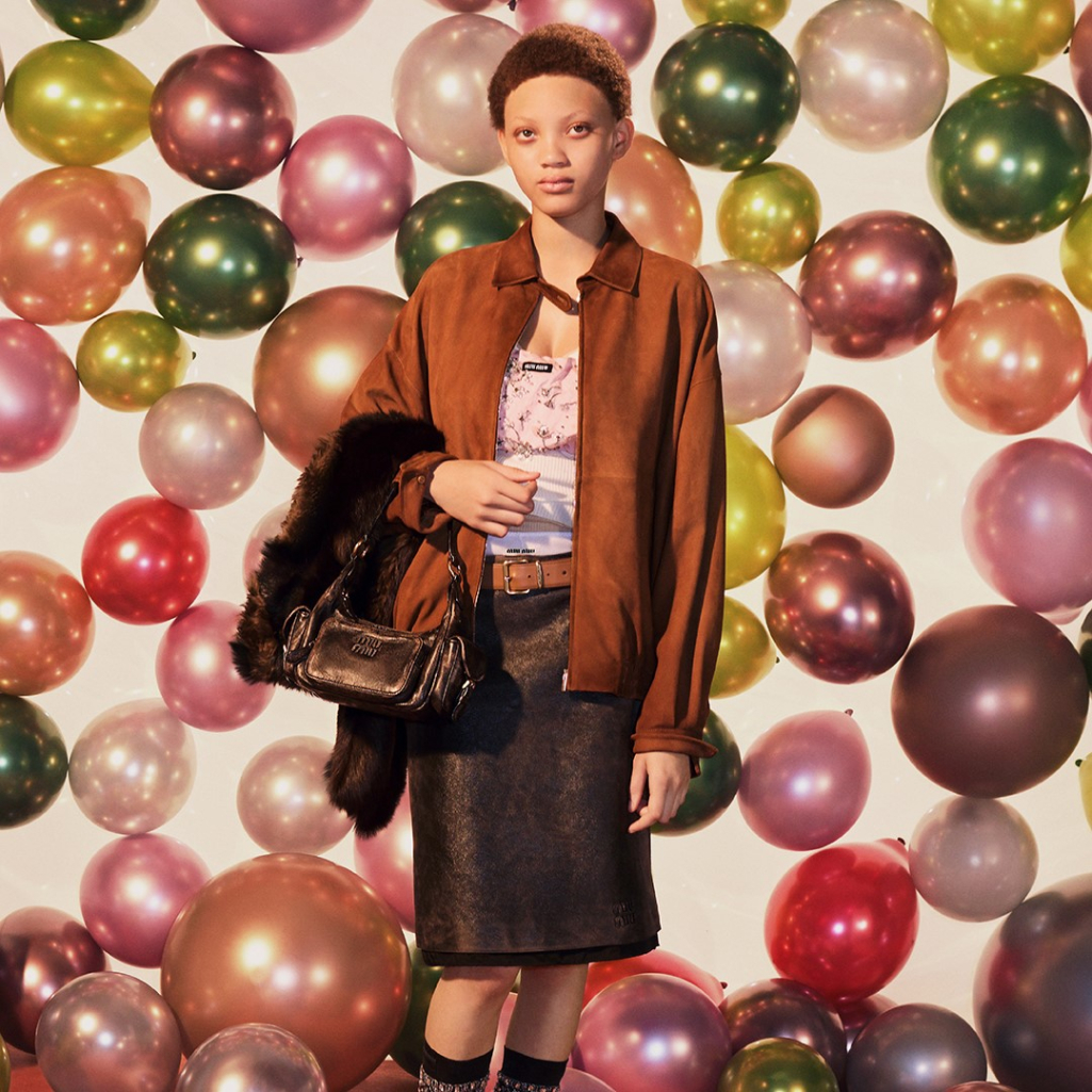 Η καμπάνια της Miu Miu επαναπροσδιορίζει την πολυτέλεια μέσα από τη φθορά του χρόνου