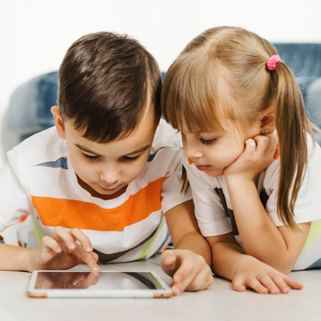 Πώς οι γονείς μπορούν να μειώσουν τον χρόνο οθόνης των παιδιών - Τι προτείνουν οι ειδικοί