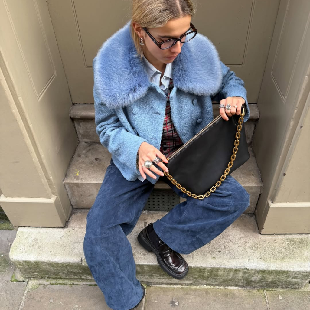 H faux γούνα από τα Stradivarius σε υπέροχο γαλάζιο χρώμα που θα αναβαθμίσει τα καθημερινά σου looks