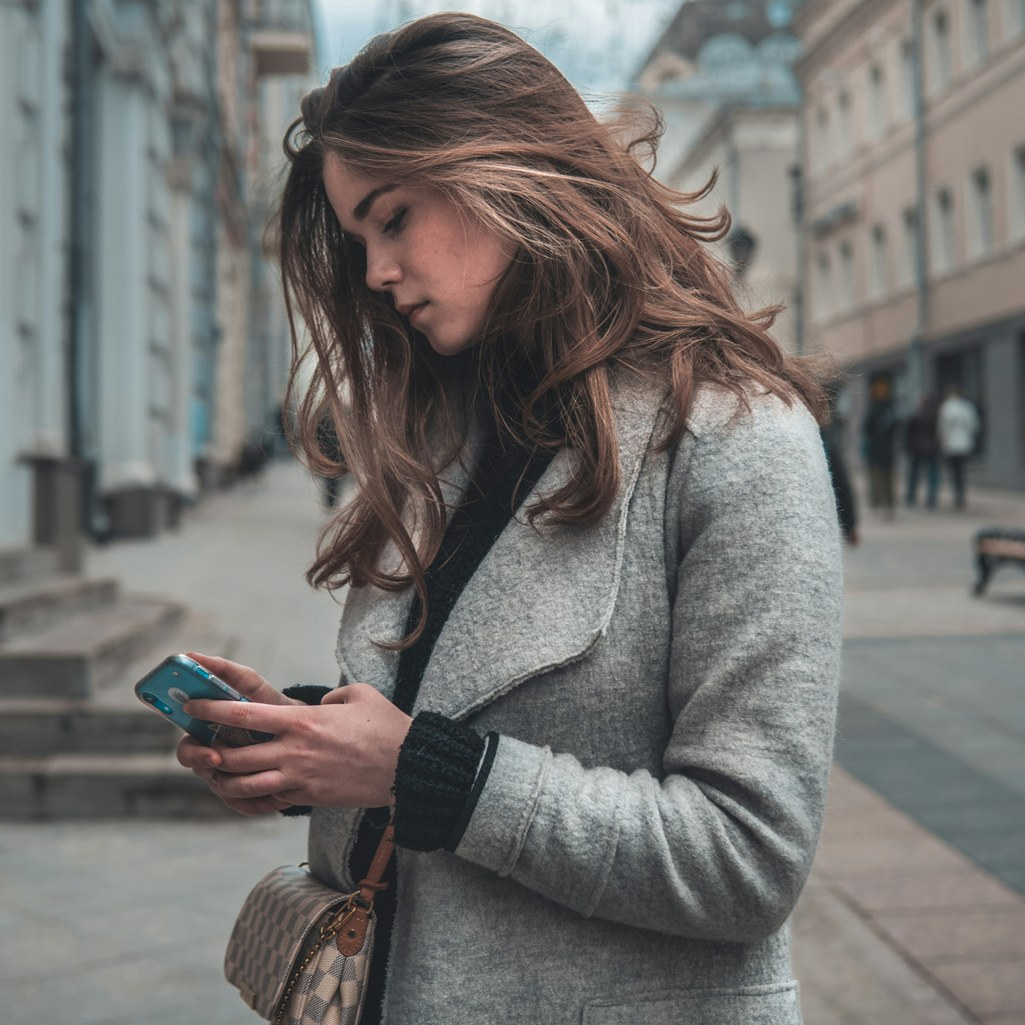 Όταν οι influencers μιλούν για τη φλεγμονώδη νόσο του εντέρου: Πόσο βοηθούν και πού χρειάζεται προσοχή