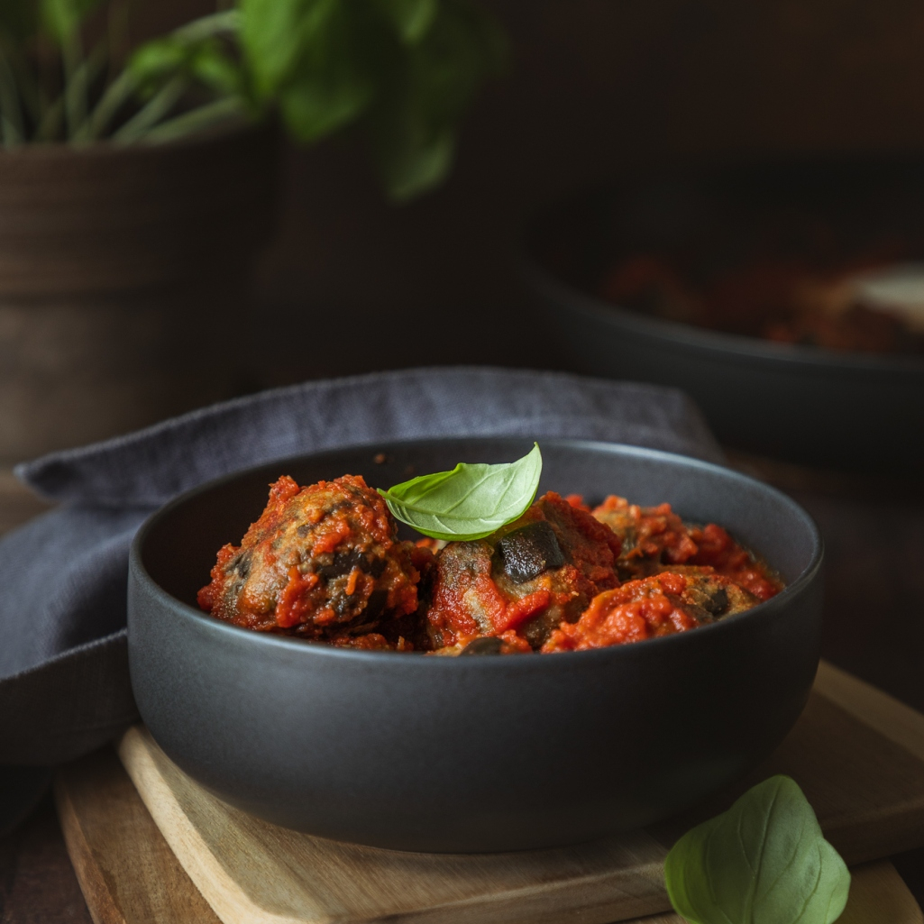 Λαχταριστοί μελιτζανοκεφτέδες χωρίς αυγά με αρωματική σάλτσα ντομάτας