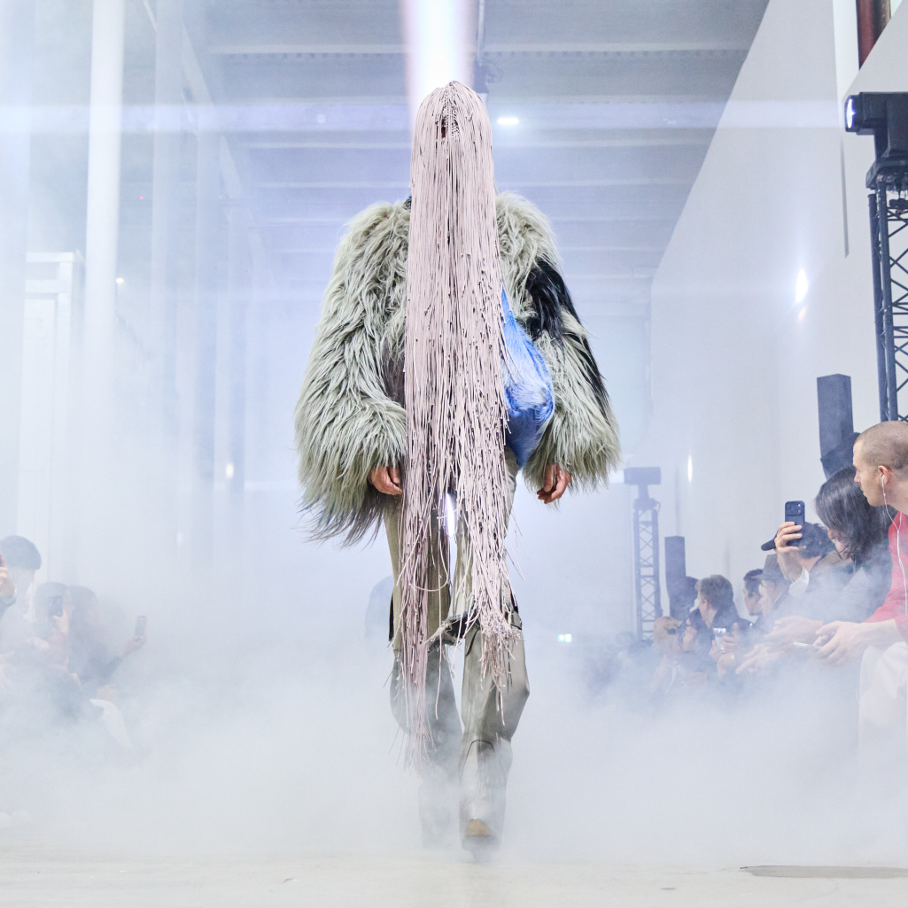 Μέσα στη δυστοπία του Rick Owens: Το ομιχλώδες τοπίο του show, οι γιγάντιες μακραμέ μάσκες και η αποδόμηση της εξουσίας