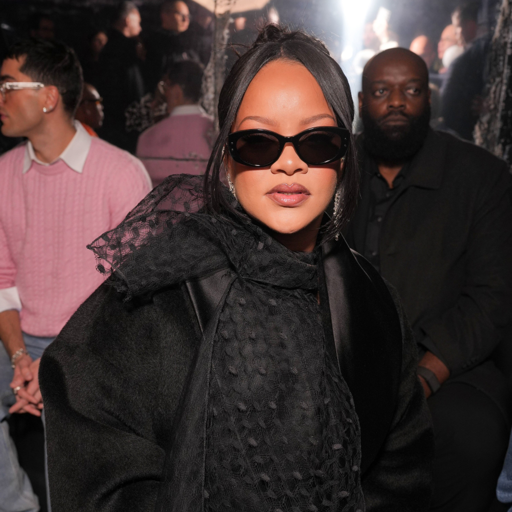 H iconic εμφάνιση της Ριάνα με total black Dior σύνολο στο ντεμπούτο του Τζόναθαν Άντερσον