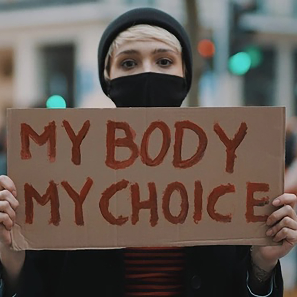 Από την εφηβεία στην απότομη ενηλικίωση - Μια μαρτυρία για την αυτοδιάθεση του γυναικείου σώματος