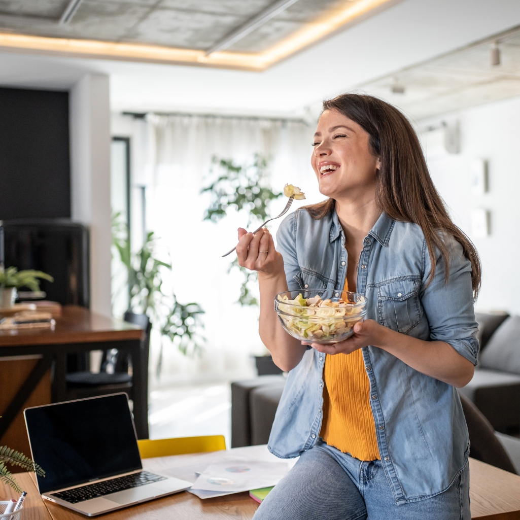Δεν προλαβαίνεις να ετοιμάσεις ταπεράκι: Βρήκαμε το office lunch που σε σώζει στις πιο busy μέρες σου