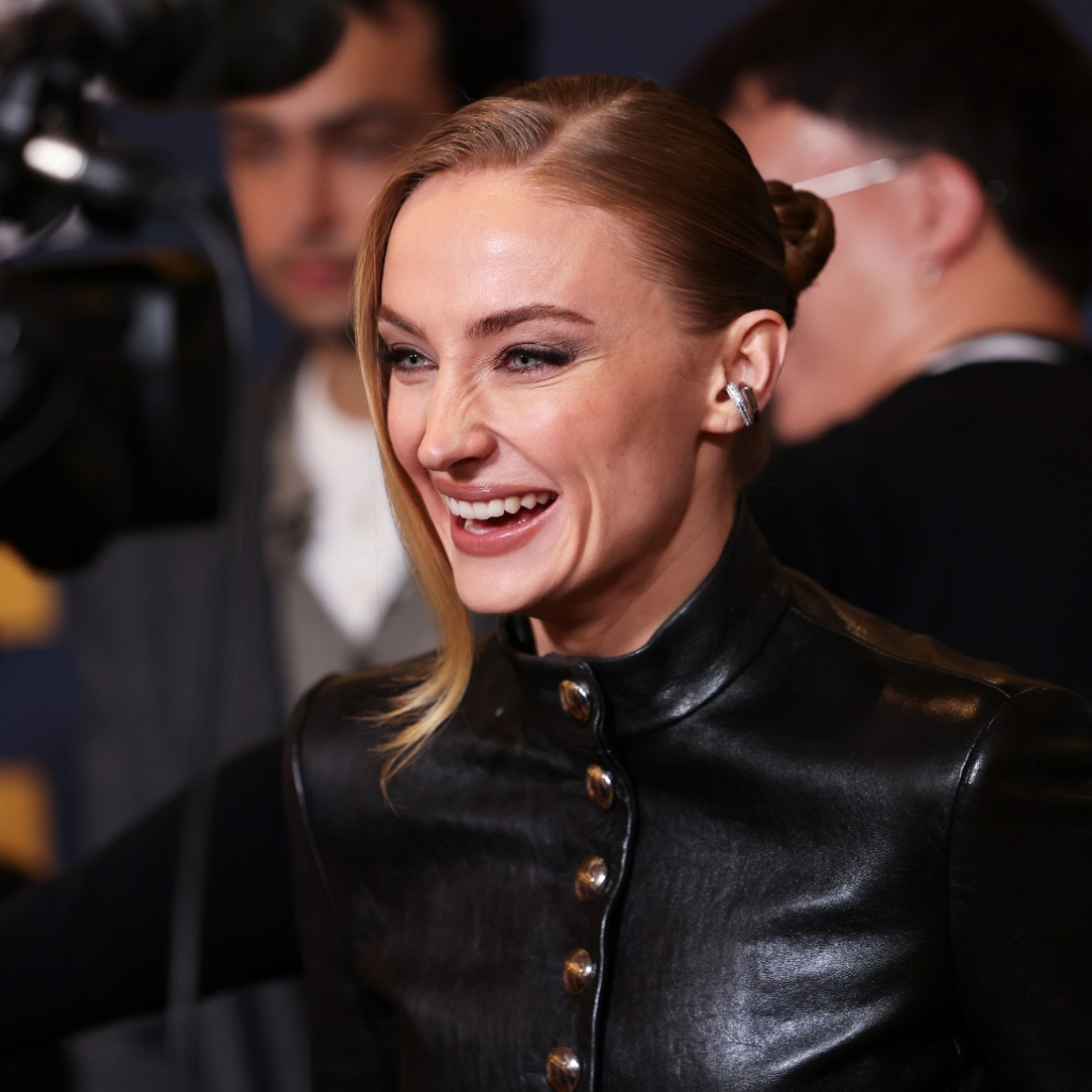 Η Σόφι Τέρνερ είναι χαρούμενη που έγινε μητέρα στα 23 της, γιατί τώρα δεν ανησυχεί για το βιολογικό της ρολόι