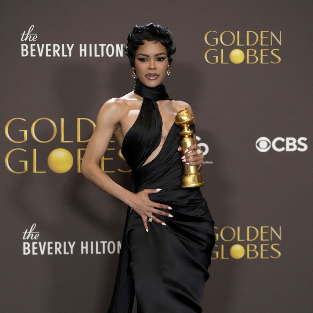 Χρυσές Σφαίρες 2026: Το Schiaparelli φόρεμα της Τεγιάνα Τέιλορ και η τολμηρή λεπτομέρεια στο πίσω μέρος που έκανε τη διαφορά