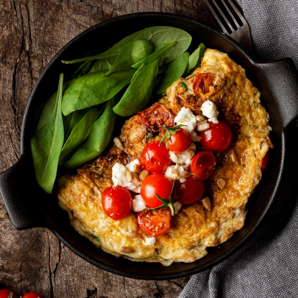 Αφράτη και θρεπτική πρωτεϊνική ομελέτα με λαχανικά και ασπράδια αυγών