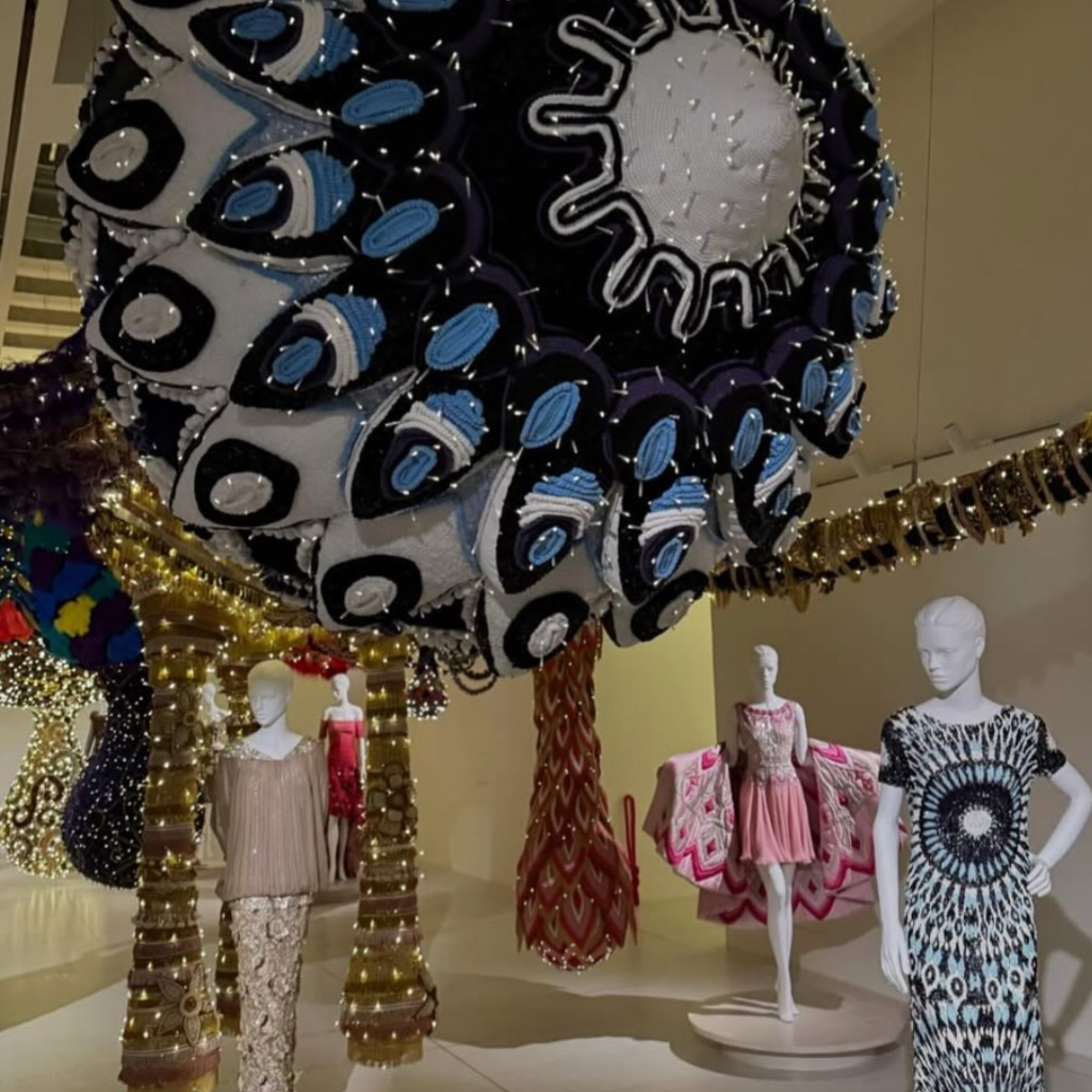 «Venus: Valentino Garavani through the eyes of Joana Vasconcelos»: Όταν η μόδα συνομιλεί με την τέχνη το αποτέλεσμα είναι μεταμορφωτικό