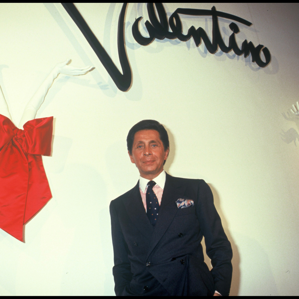 Valentino: O θρύλος της ιταλικής δεξιοτεχνίας και η κληρονομιά του - Το εμβληματικό κόκκινο χρώμα και η έμπνευση πίσω από αυτό