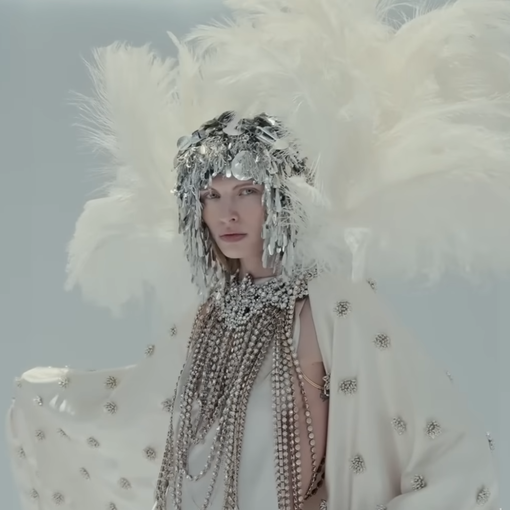 O Αλεσάντρο Μικέλε μετέτρεψε το haute couture show του σε ένα καθηλωτικό ταξίδι στον χώρο της παράστασης