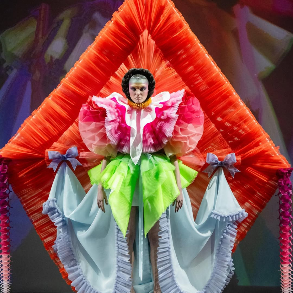 Οι Viktor & Rolf έδωσαν τον δικό τους ορισμό στην ελευθερία και τη φαντασία πετώντας έναν ανθρώπινο, χρωματιστό χαρταετό