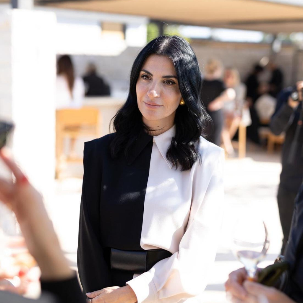 H Μαρία Πολυκρέτη εμπνεύστηκε την έκθεση Rewoven μετατρέποντας ένα νυφικό ζακέτο του 1893 σε γέφυρα παρελθόντος και παρόντος