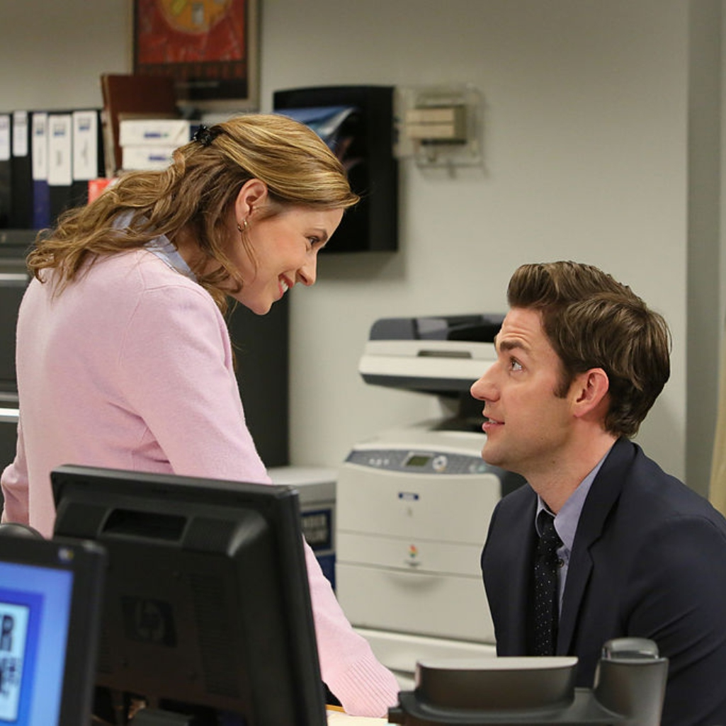 Έρωτας στον εργασιακό χώρο: Ανάμεσα σε Zoom calls και πονηρά Slacks, το φλερτ στη δουλειά έχει επιστρέψει δυναμικά