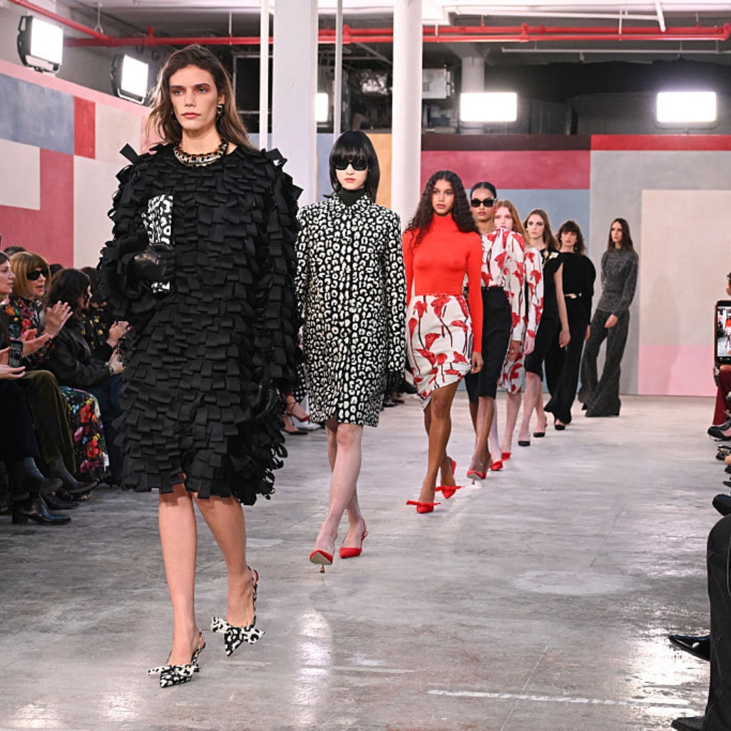 Carolina Herrera F/W 2026-2027: Ένα show-μνεία στη σύγχρονη γυναίκα