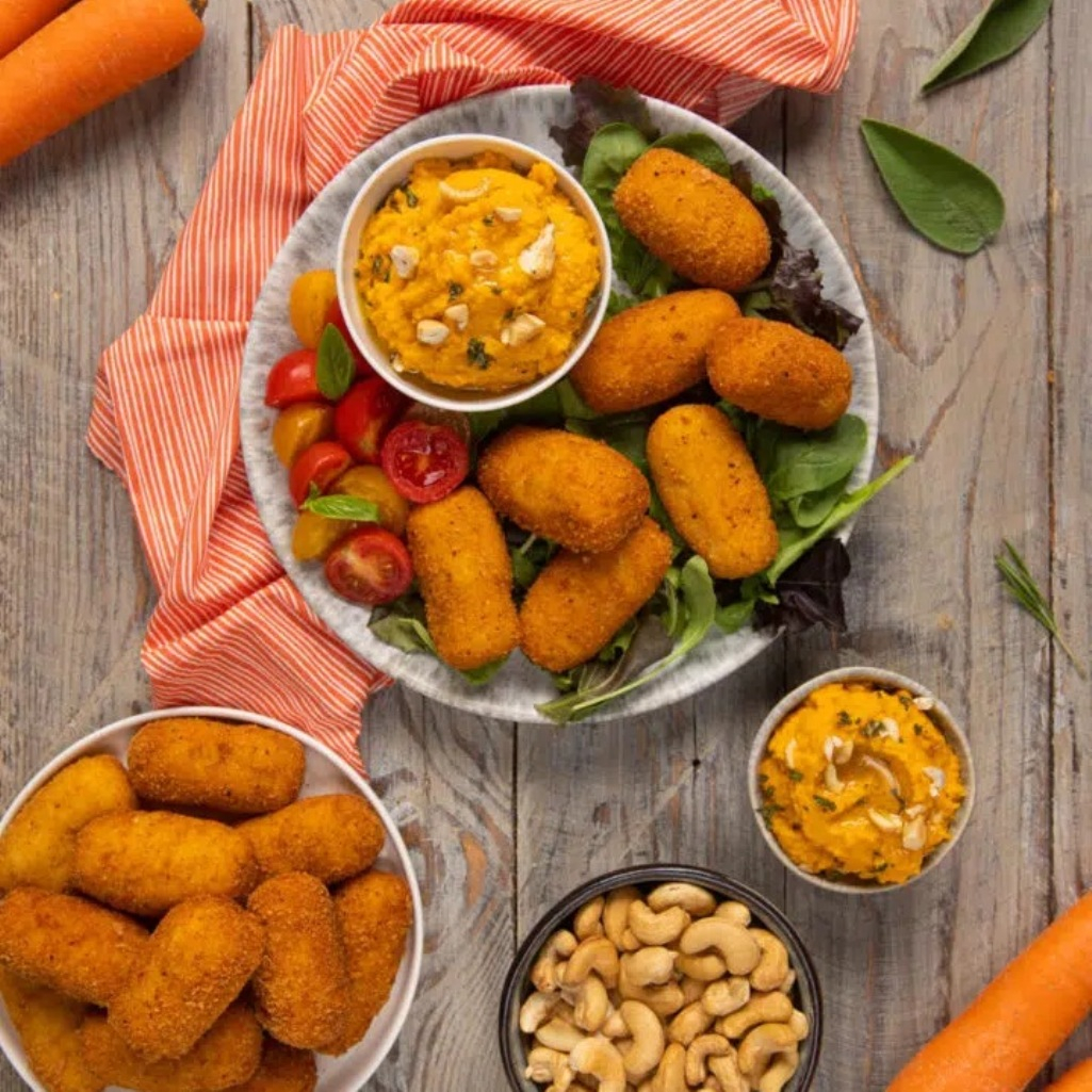 Τραγανές κροκέτες μπακαλιάρου με χούμους καρότου