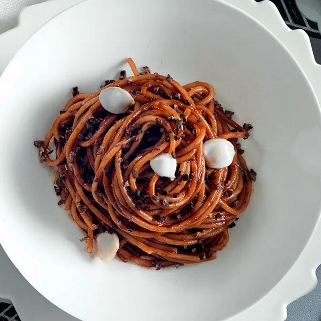 Σπαγγέτι με κακάο και καλαμαράκια: Gourmet πιάτο με μεσογειακή φινέτσα