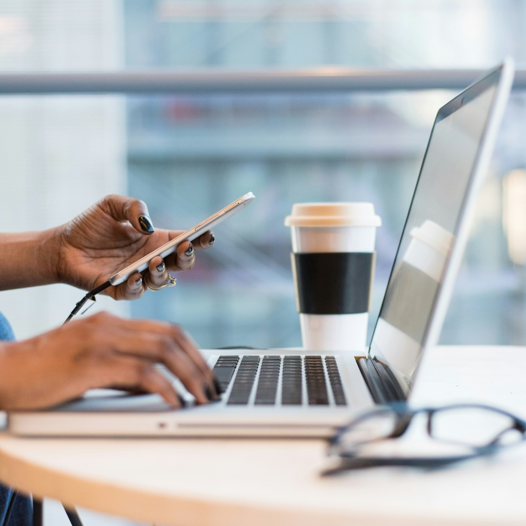 «Η φωνή μας δεν αποτελεί πλέον απόδειξη»: Oι AI τηλεφωνικές απάτες αυξήθηκαν κατά 1.600%