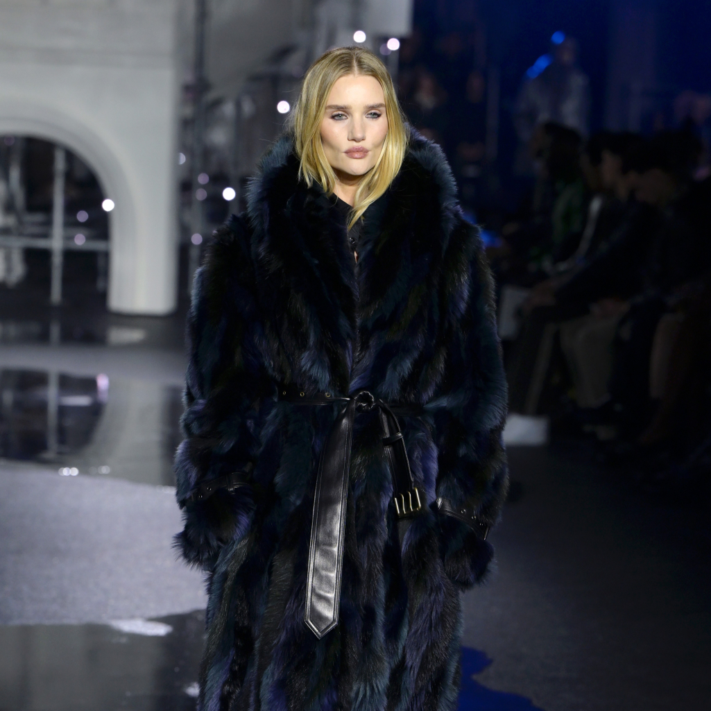 Ο Ντάνιελ Λι επαναπροσδιόρισε τα trench coats για τον οίκο Burberry σε ένα show που υμνεί το Λονδρέζικο στιλ