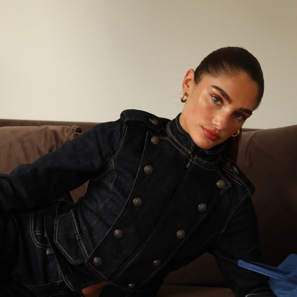 Το denim jacket από τα Stradivarius μοιάζει να ήρθε από το 2016 - Έχει γίνει viral, είναι cool και θα το λατρέψεις