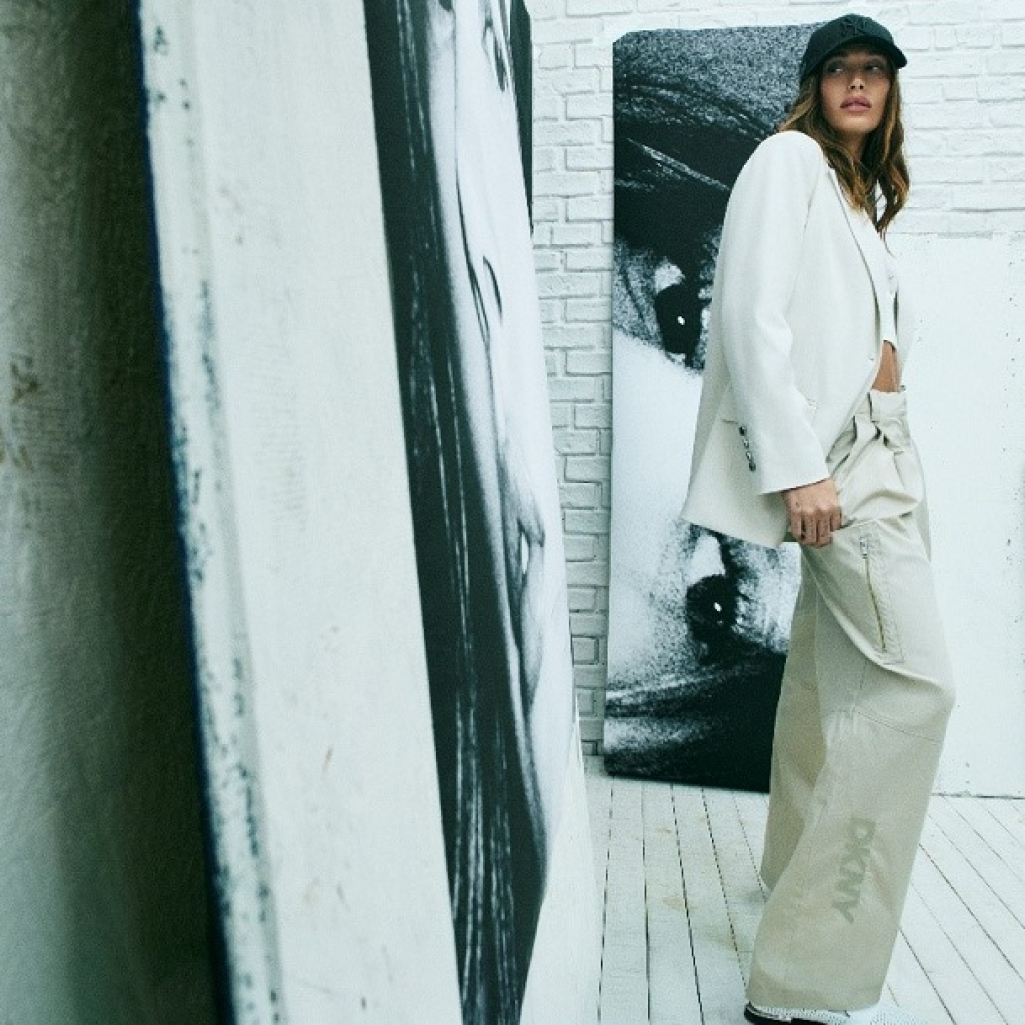 Η DKNY παρουσιάζει την καμπάνια Άνοιξη 2026 με πρωταγωνίστρια τη Hailey Bieber