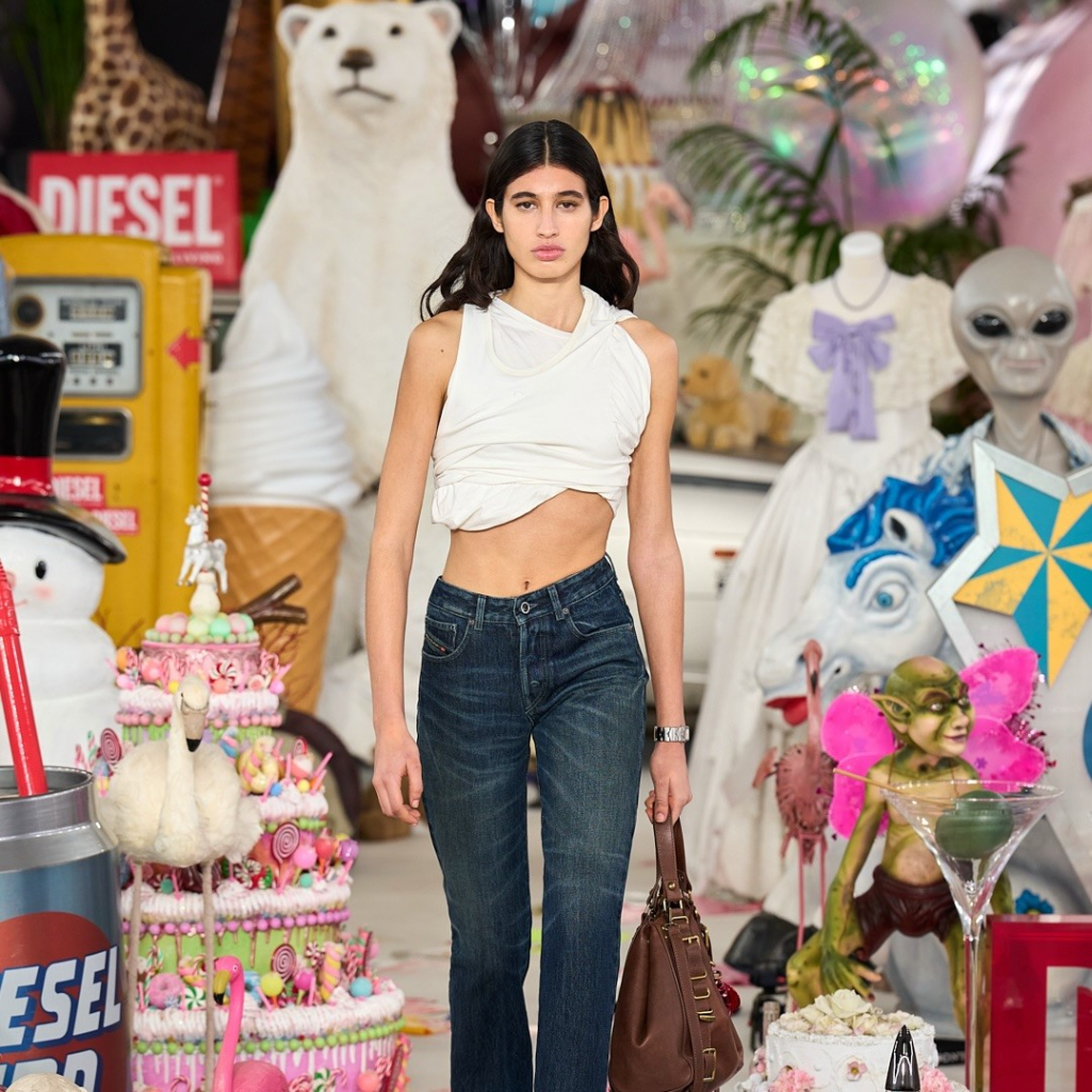 MFW: Ο Γκλεν Μάρτενς παρουσίασε τη νέα συλλογή της Diesel σε ένα χαοτικό αλλά εναρμονισμένο με το σύμπαν της τοπίο