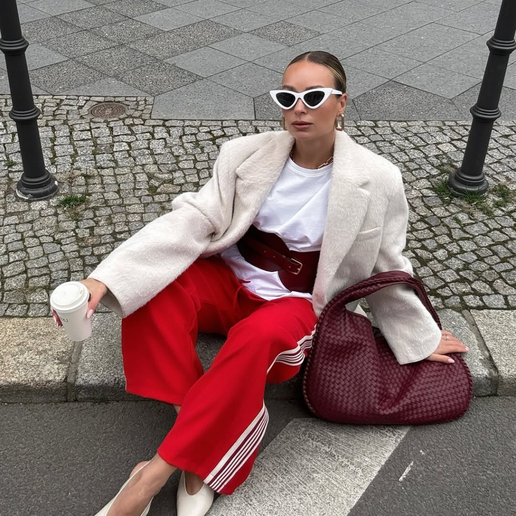 Dopamine dressing στη βροχή: Πώς θα κάνεις και την πιο μουντή ημέρα να μοιάζει με καλοκαίρι