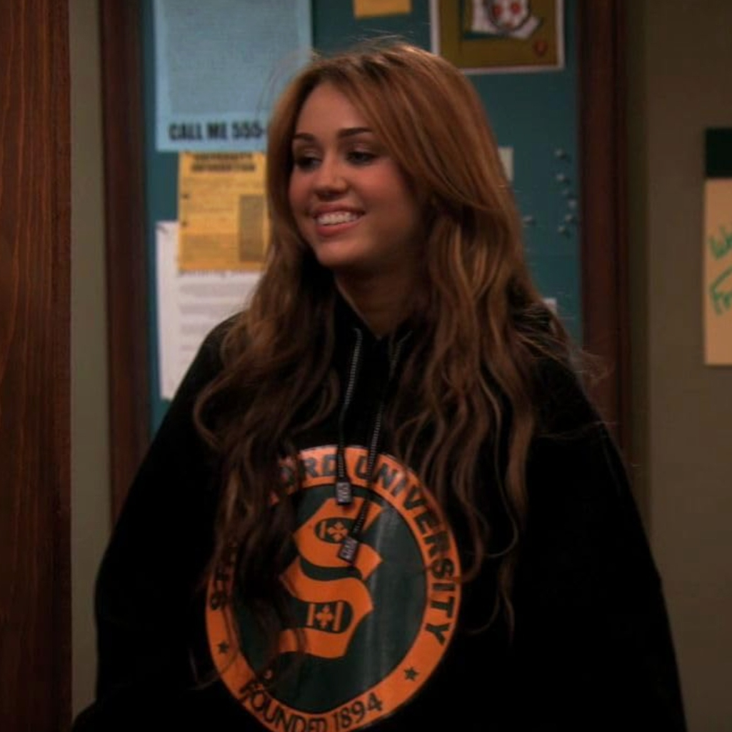 Nostalgia alert! Η Μάιλι Σάιρους επιστρέφει στο επετειακό αφιέρωμα της Disney+, για τα 20 χρόνια Χάνα Μοντάνα