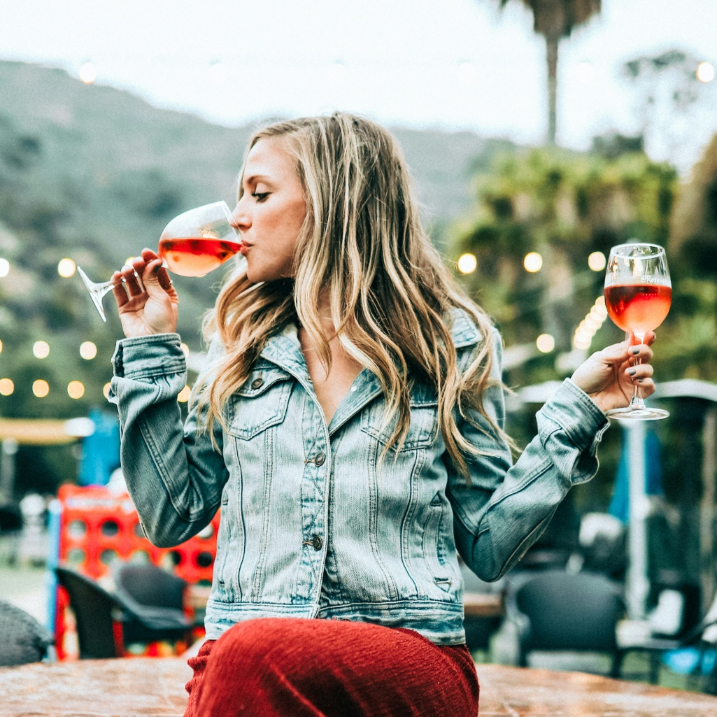Λευκό ή κόκκινο; Τι αποκαλύπτει για την προσωπικότητά σου το κρασί που προτιμάς