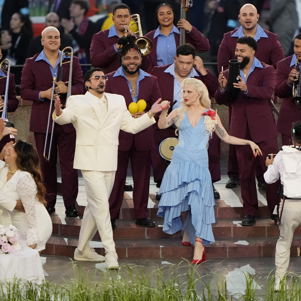 Όλοι μιλούν για τον Bad Bunny, όμως η εμφάνιση - έκπληξη της Lady Gaga ήταν εξίσου iconic