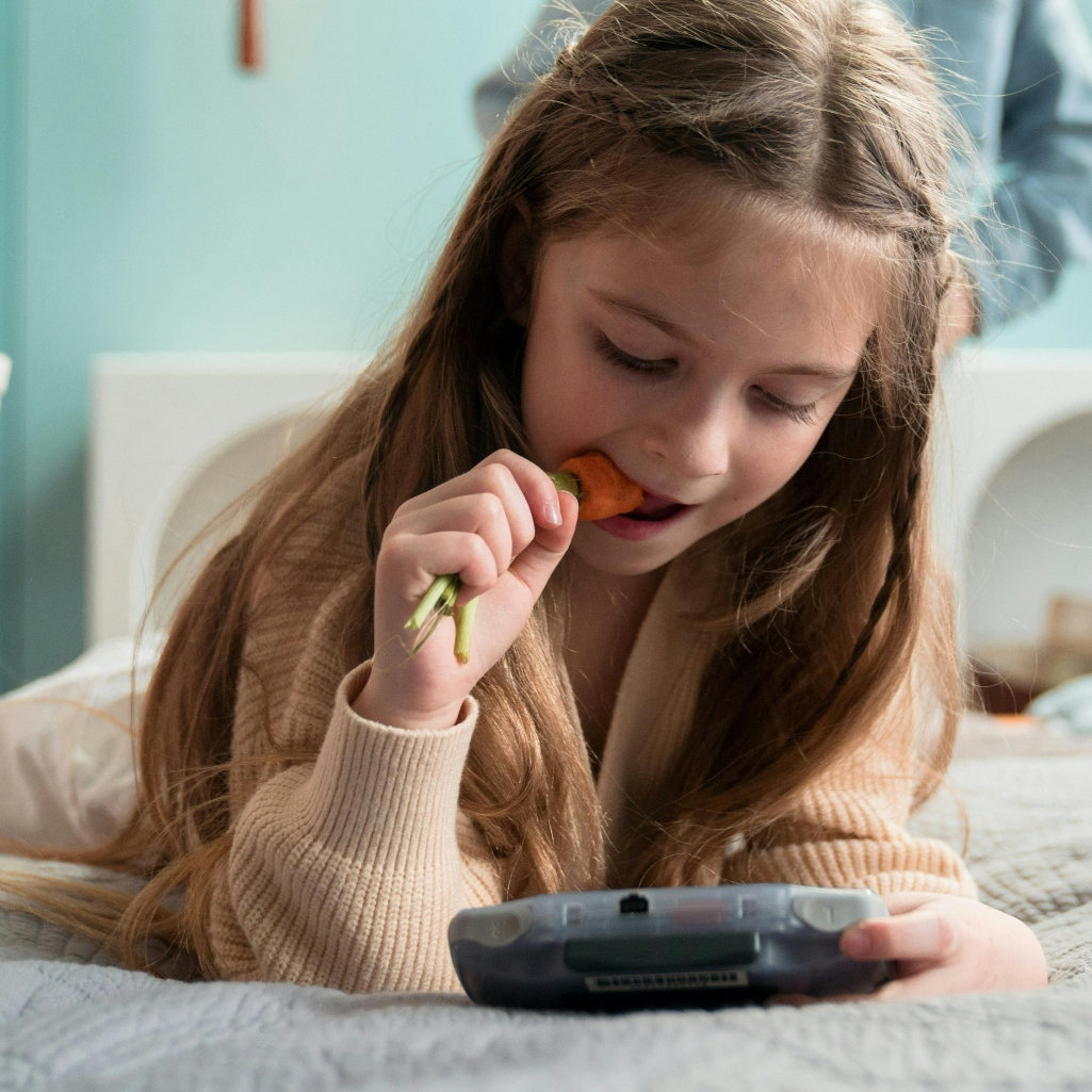 Παιδιά που περνούν πάνω από 4 ώρες/ημέρα σε οθόνες, διατρέχουν υψηλότερο κίνδυνο κατάθλιψης, σύμφωνα με νέα μελέτη