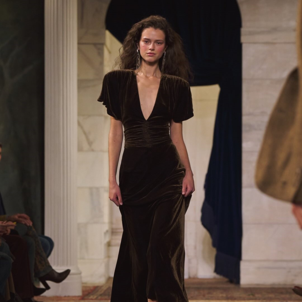 NYFW: Η νέα συλλογή του Ralph Lauren αντλεί έμπνευση από το επαναστατικό γυναικείο πνεύμα και συνδυάζει μοντερνισμό και ιστορία