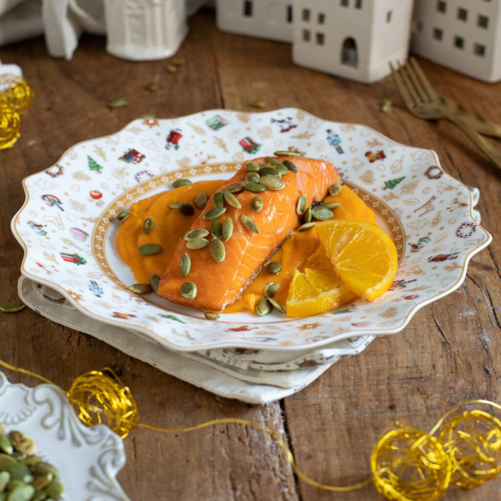 Σολομός με βελούδινη κρέμα γλυκοπατάτας και σπόρους κολοκύθας