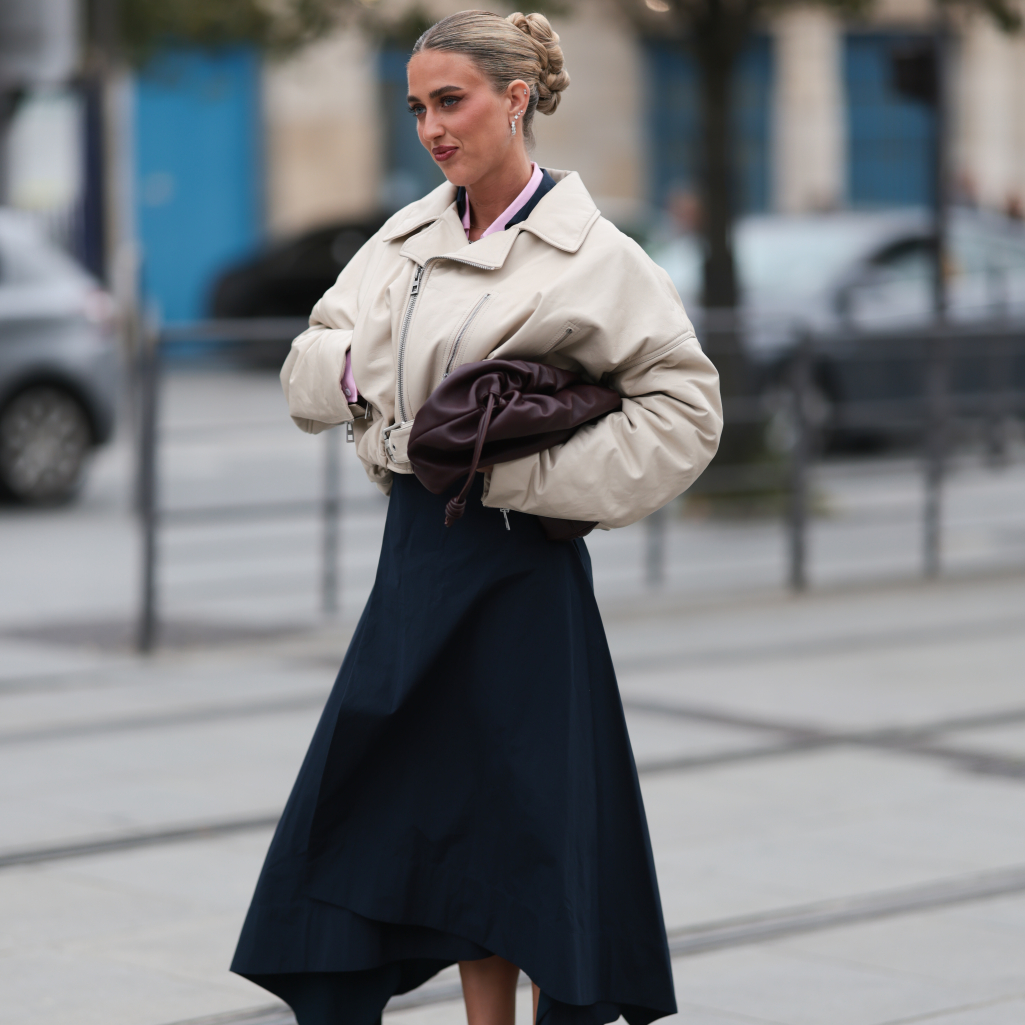 Ο απροσδόκητα cute χρωματικός συνδυασμός στα sneakers που βλέπουμε παντού – και θα φορέσεις με τα πάντα