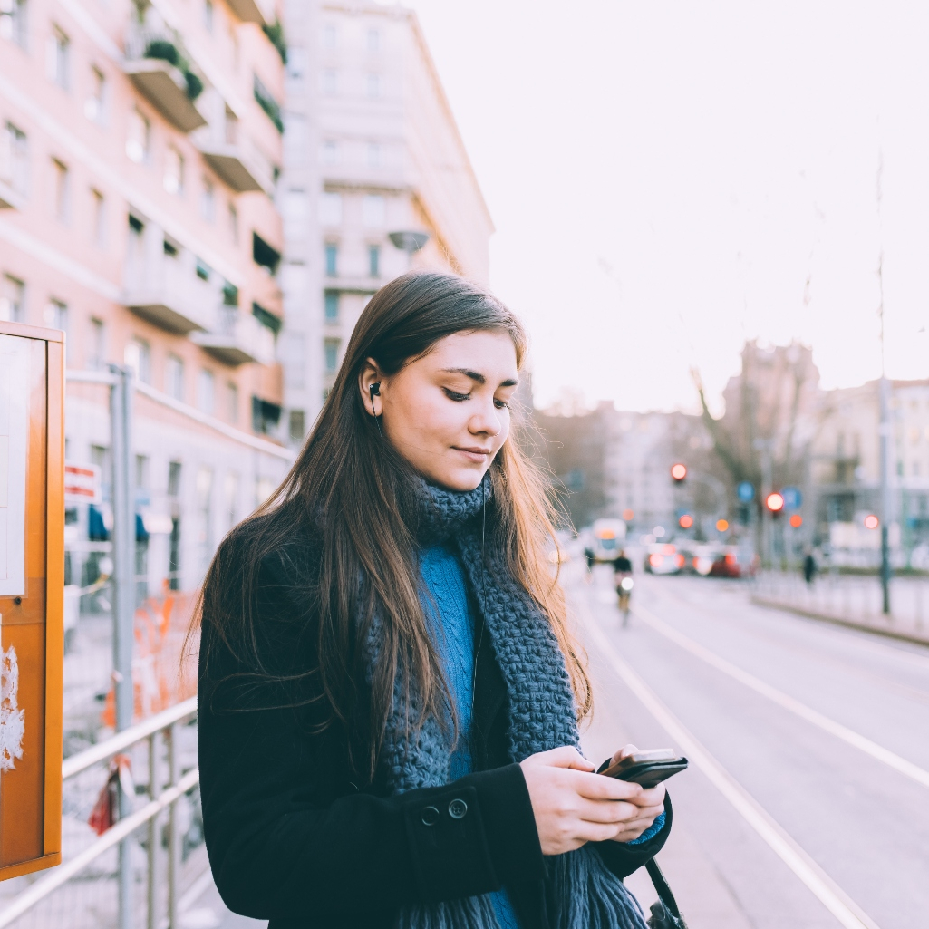 Όσοι παρακολουθούν τις ζωές των άλλων στα social media αλλά δεν ανεβάζουν τίποτα, έχουν αυτά τα 7 χαρακτηριστικά