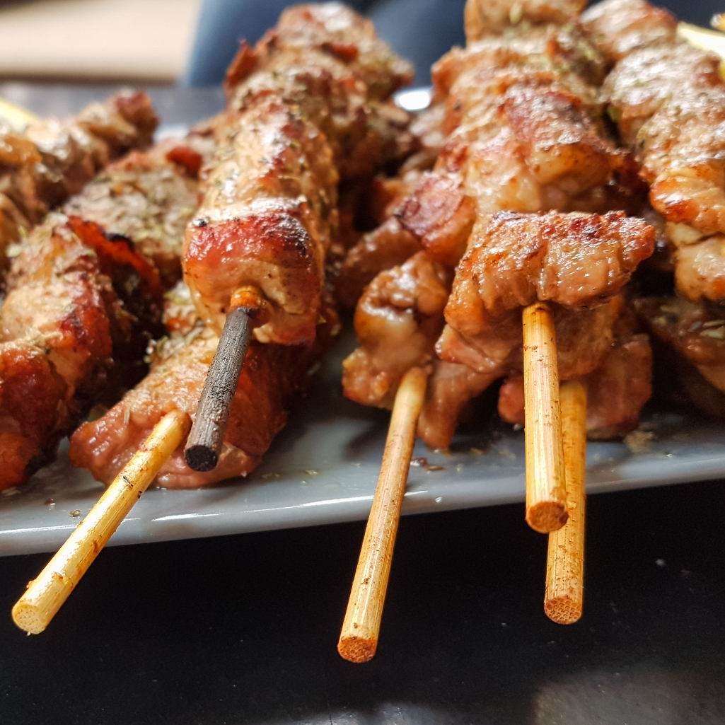 Αυτά είναι τα καλύτερα καλαμάκια σουβλάκια της Αθήνας