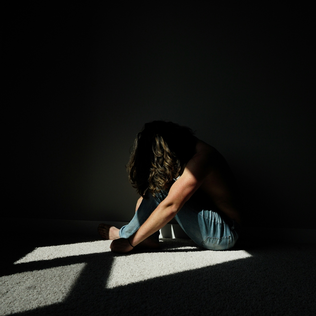 Τη βίαζαν πατέρας, αδέρφια και παππούς από τα 6 χρόνια της - Σάλος στη Βρετανία με κακοποίηση ανήλικης