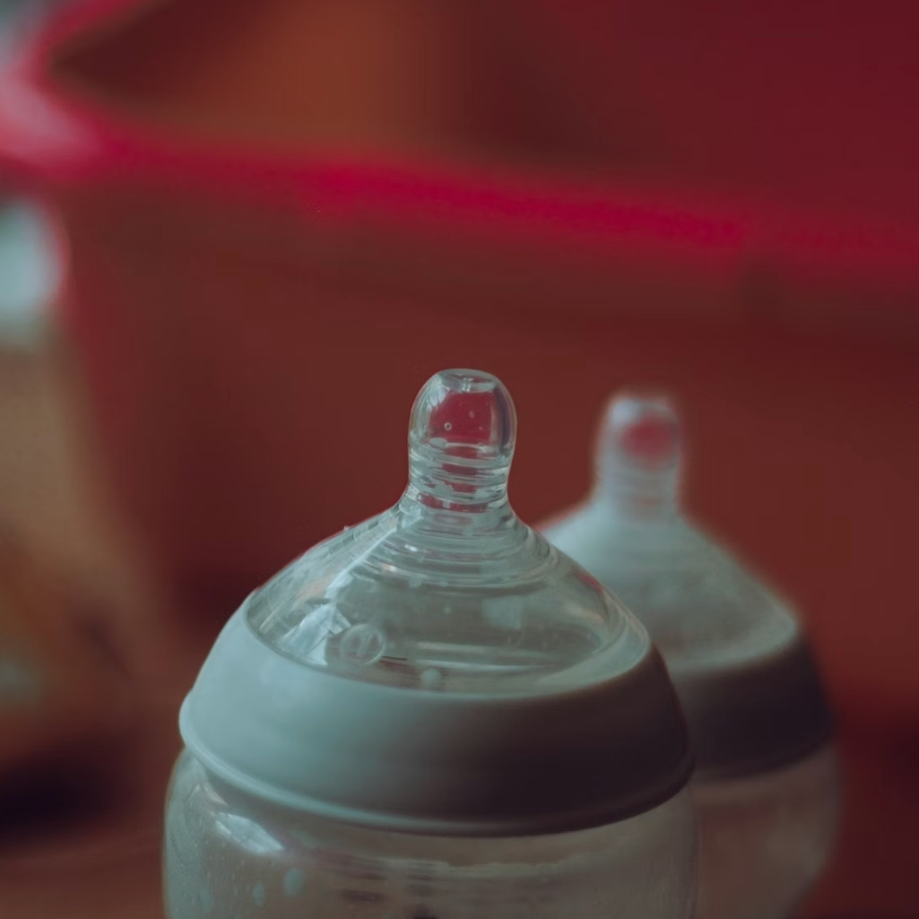 Συνεχίζονται οι ανακλήσεις στο βρεφικό γάλα: Η μεγαλύτερη κρίση στην ιστορία του κλάδου