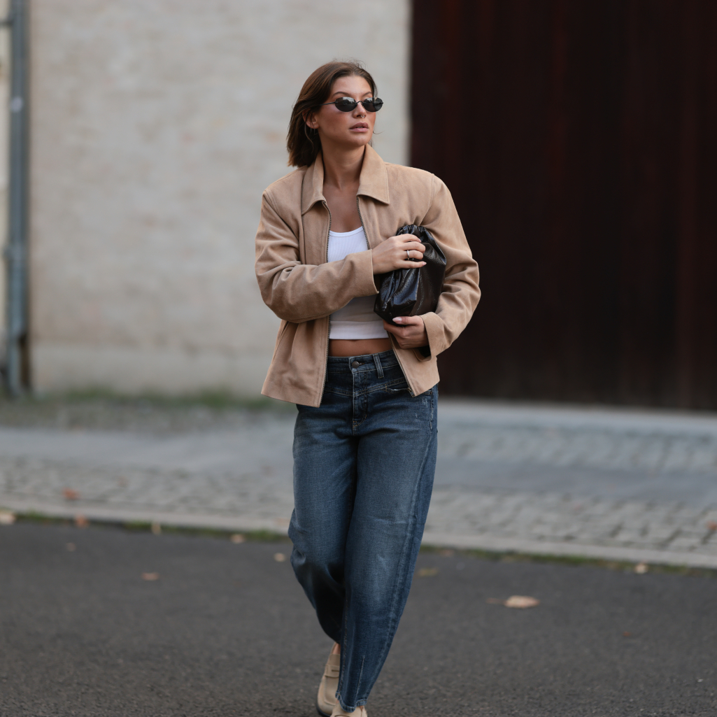 Το barrel jean από τα Cos που θα φορέσεις με sneakers και κομψά φλατ στο γραφείο – Βγαίνει σε 4 χρώματα 