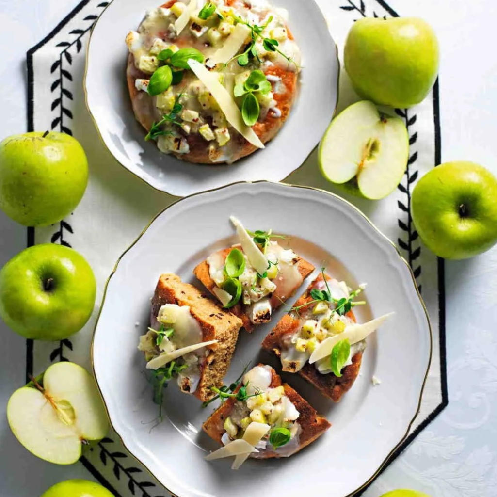 Gourmet πίτσα στο τηγάνι με 4 τυριά και μήλα