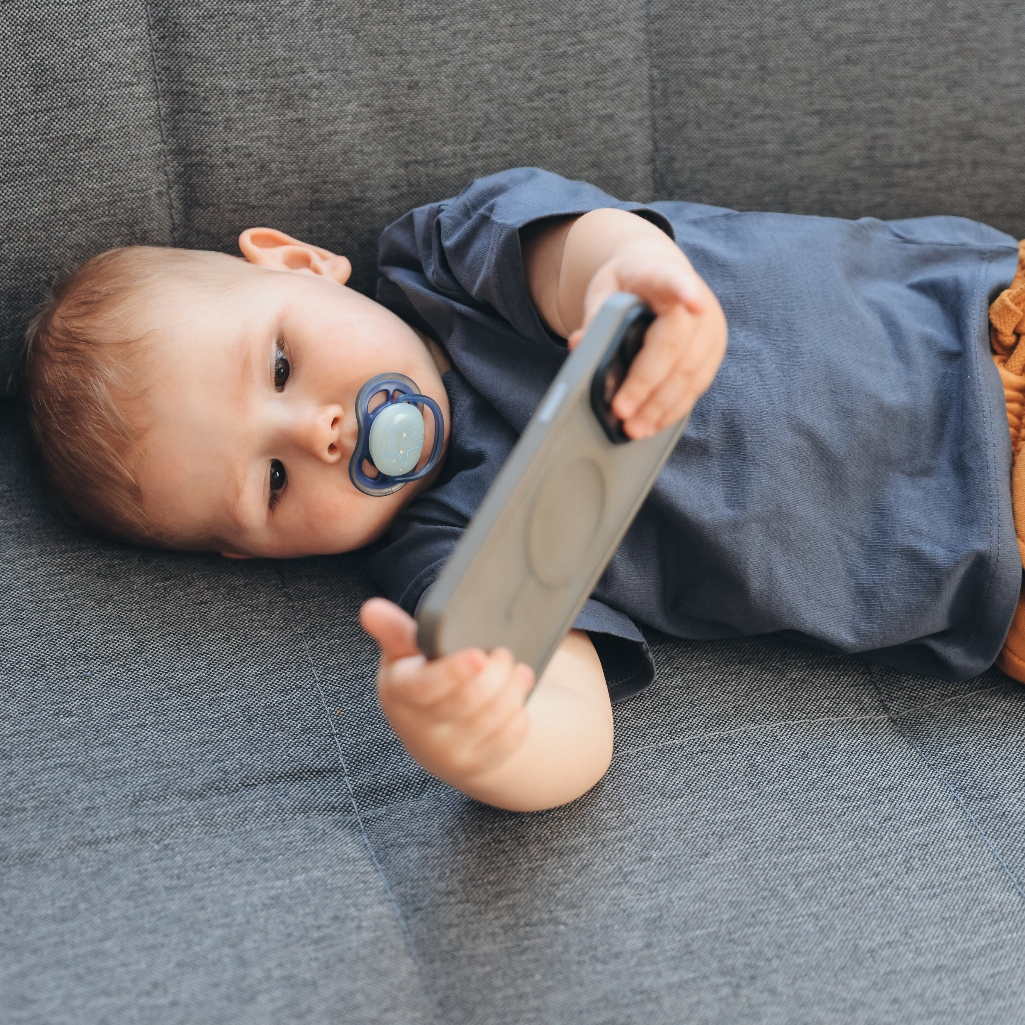 Βρέφη και οθόνες: Είναι τελικά καλή ιδέα; - Τι αποκαλύπτει νέα έρευνα 