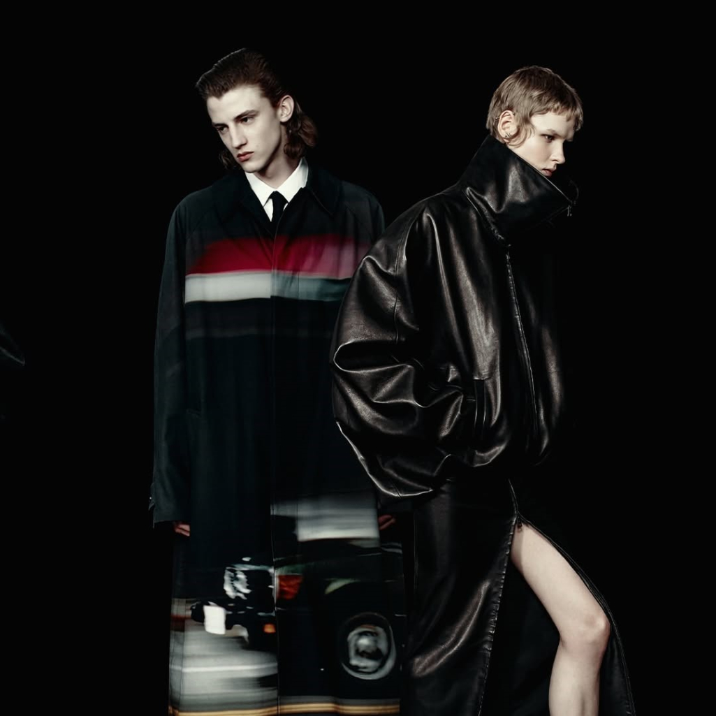 PFW: Ο σκοτεινός ρομαντισμός του McQueen, η κινηματογραφική πασαρέλα του Balenciaga και τα θολά όρια του Jean Paul Gautier